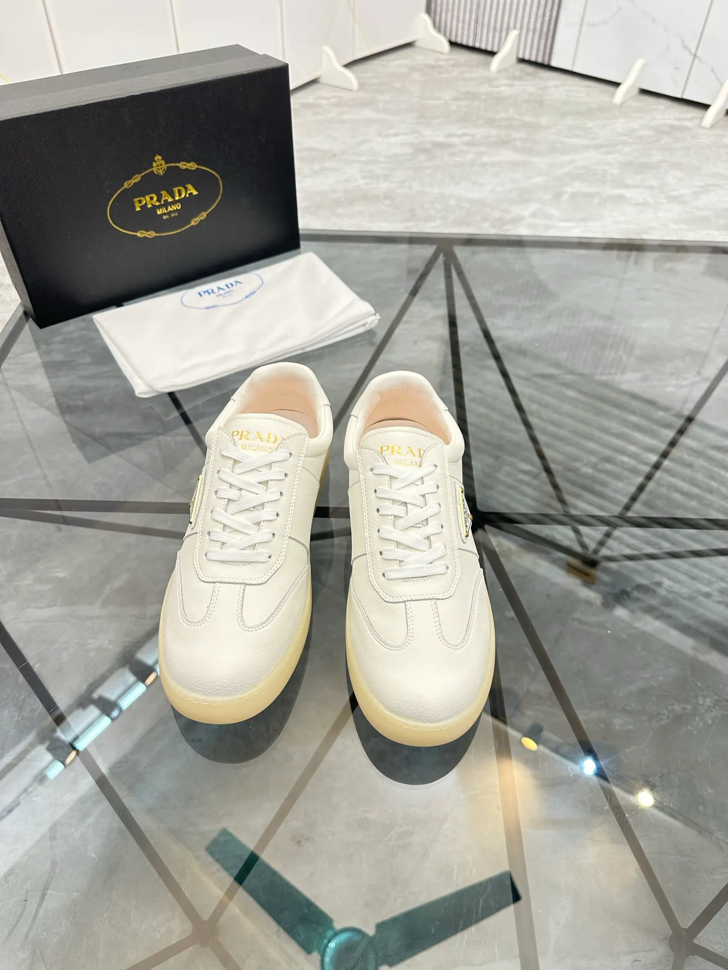 Men's shoes: 💰P400¥ Product trademark: Prada *"Prada*" low-top casual shoes Regular size: 38-44 (can be customized to 45) Product materials: imported cowhide upper, sheepskin lining, original outsole. Number: 020